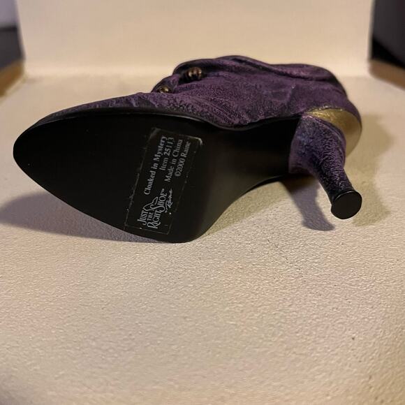 Just the Right Shoe Cloaked in Mystery - Picture 8 of 10